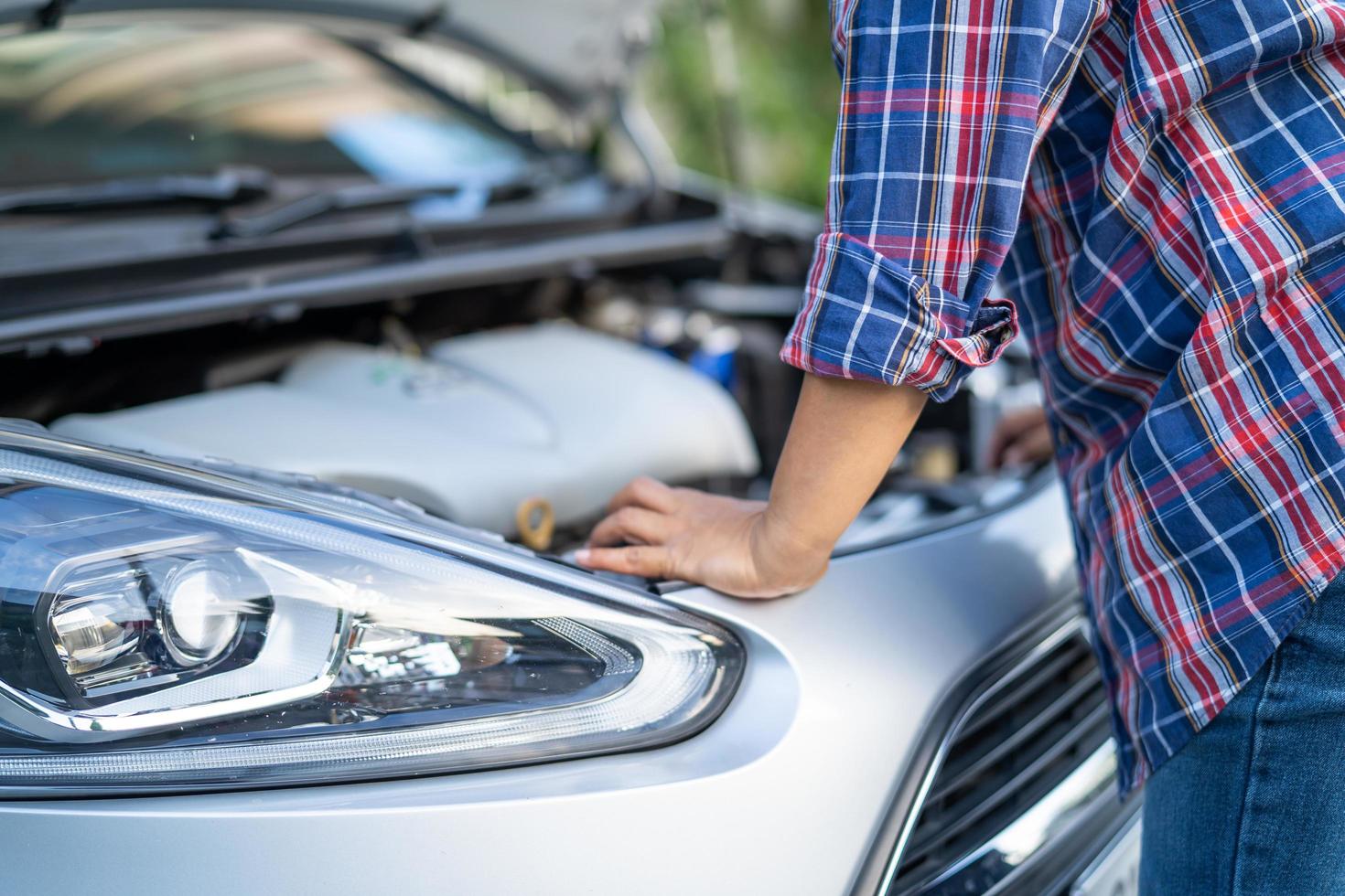 Abra o sistema do motor mecânico do capô para verificar e reparar danos ao acidente de carro. foto