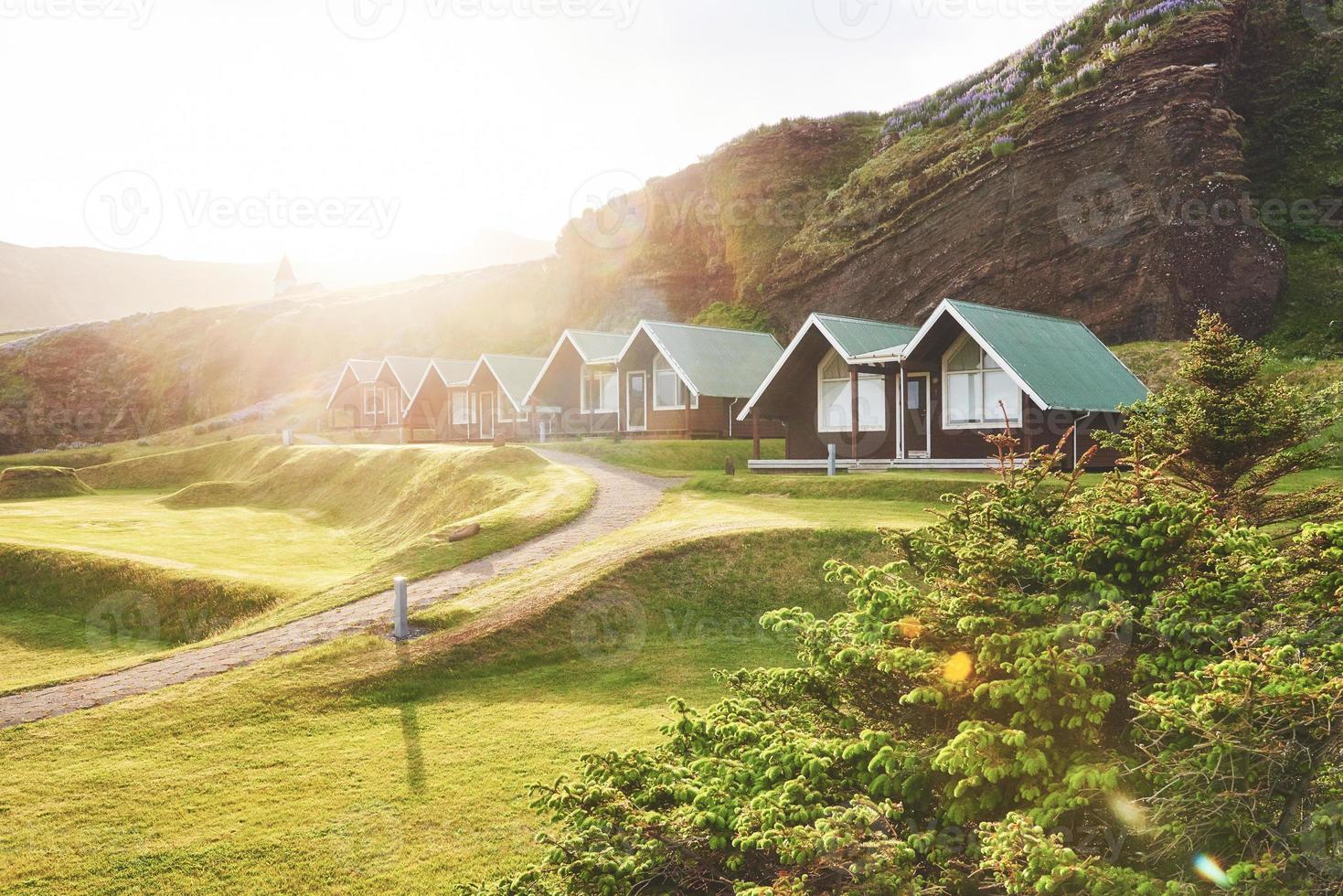 casas islandesas tradicionais com telhado de grama no museu folclórico skogar, islândia foto