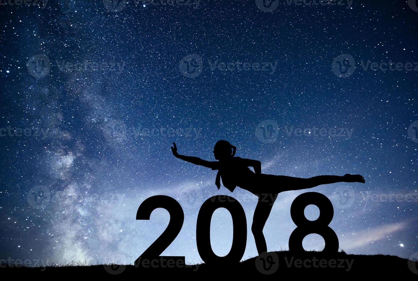 a jovem silhueta está relaxando o fundo do ano novo de 2018 da galáxia da via láctea em um tom de céu escuro estrela brilhante foto