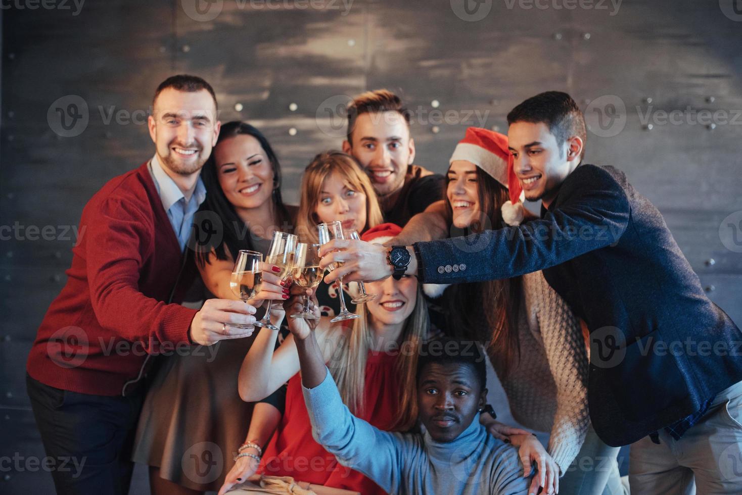 ano novo está chegando. grupo de jovens multiétnicos alegres com chapéu de Papai Noel na festa, posando de conceito de pessoas de estilo de vida emocional foto