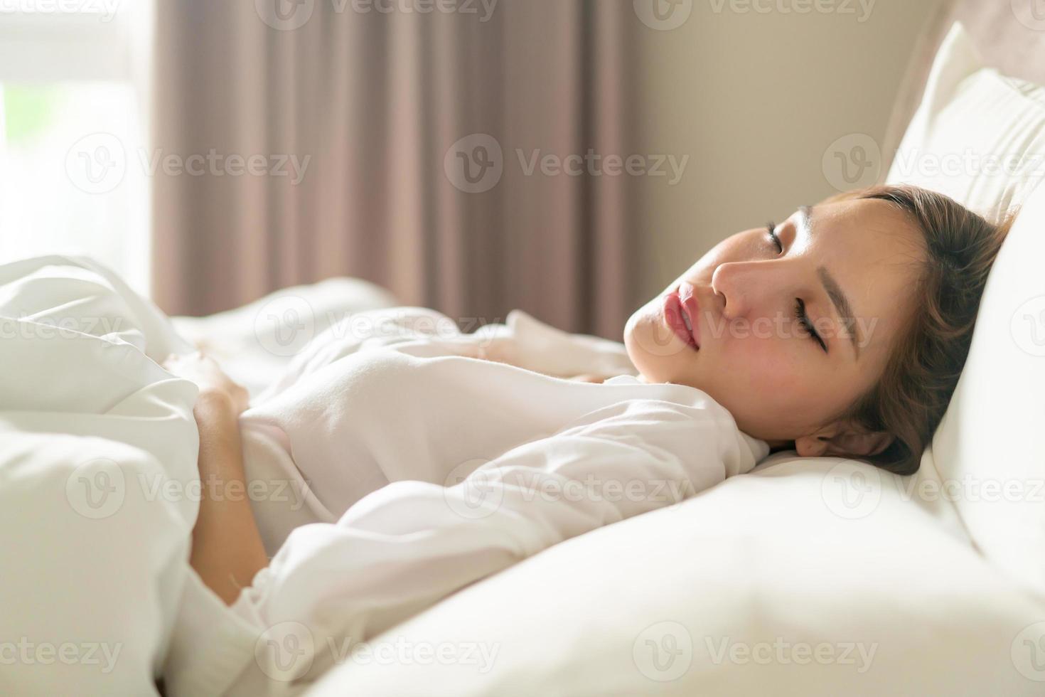 retrato linda mulher dormindo na cama foto
