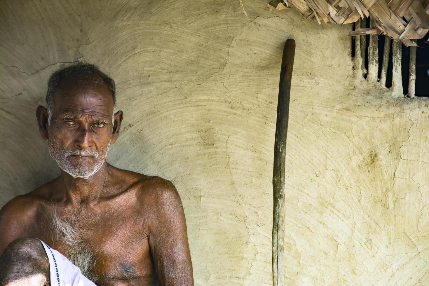 satkhira, bangladesh - 31 de janeiro de 2017 - velho retrato de homem de aldeia hindu com bengala foto