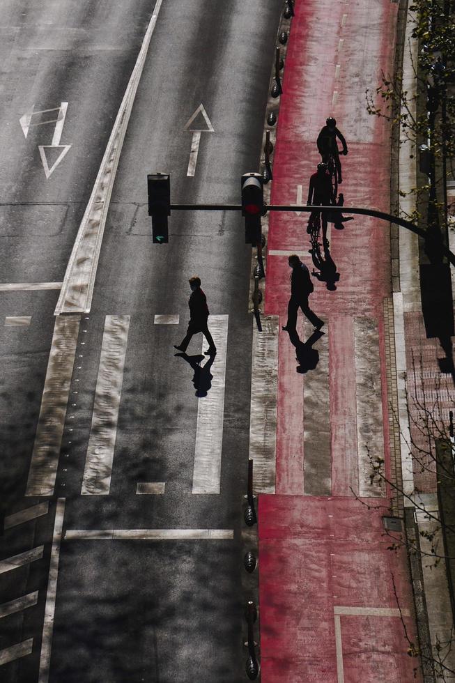 pessoas andando na rua na cidade de bilbao, espanha, destino de viagem foto