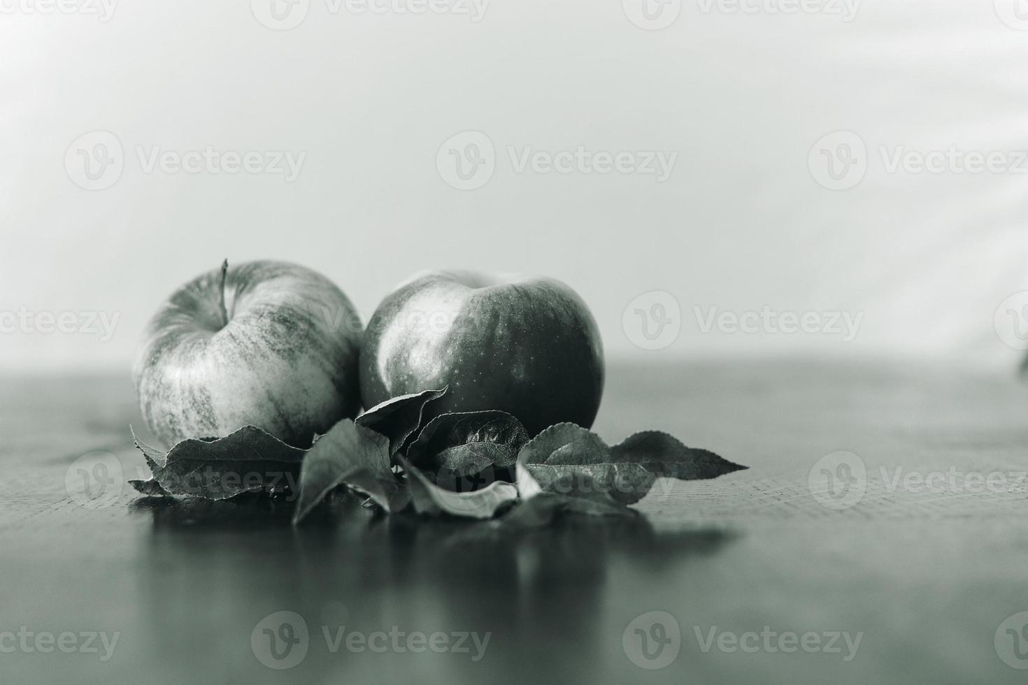 maçã close-up com fruta bw color.apple em estilo preto e white.ecological e conceito de alimentos orgânicos. foto