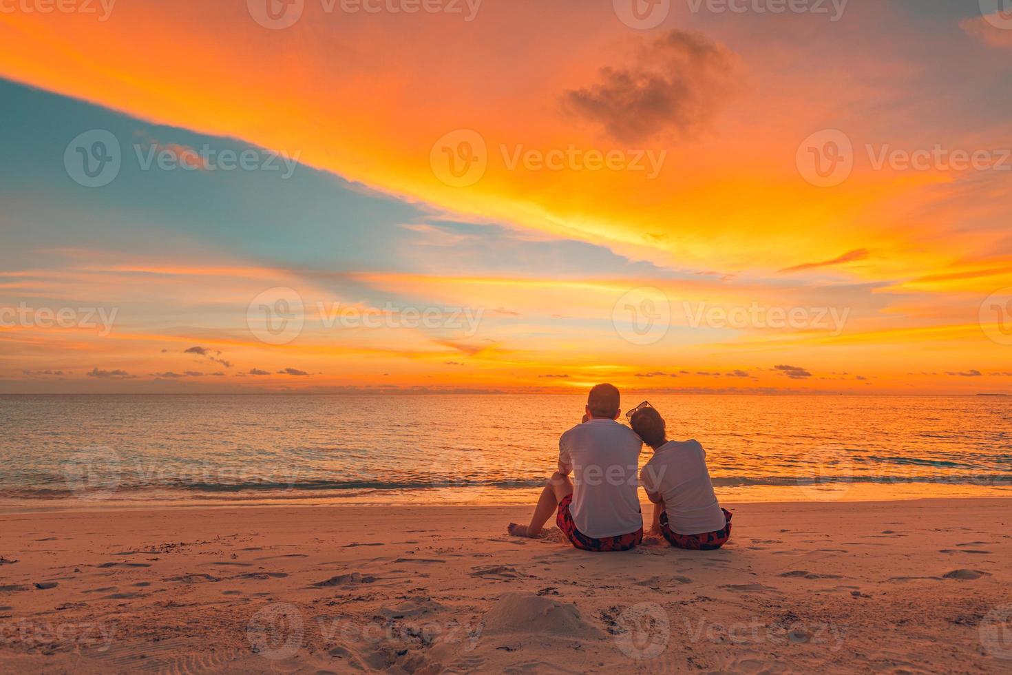 casal romântico abraçando na praia no pôr do sol do nascer do sol. casal de lua de mel desfrutando da luz da noite relaxante nas férias de viagem de férias de verão tropical. estilo de vida de silhuetas de dois adultos. foto