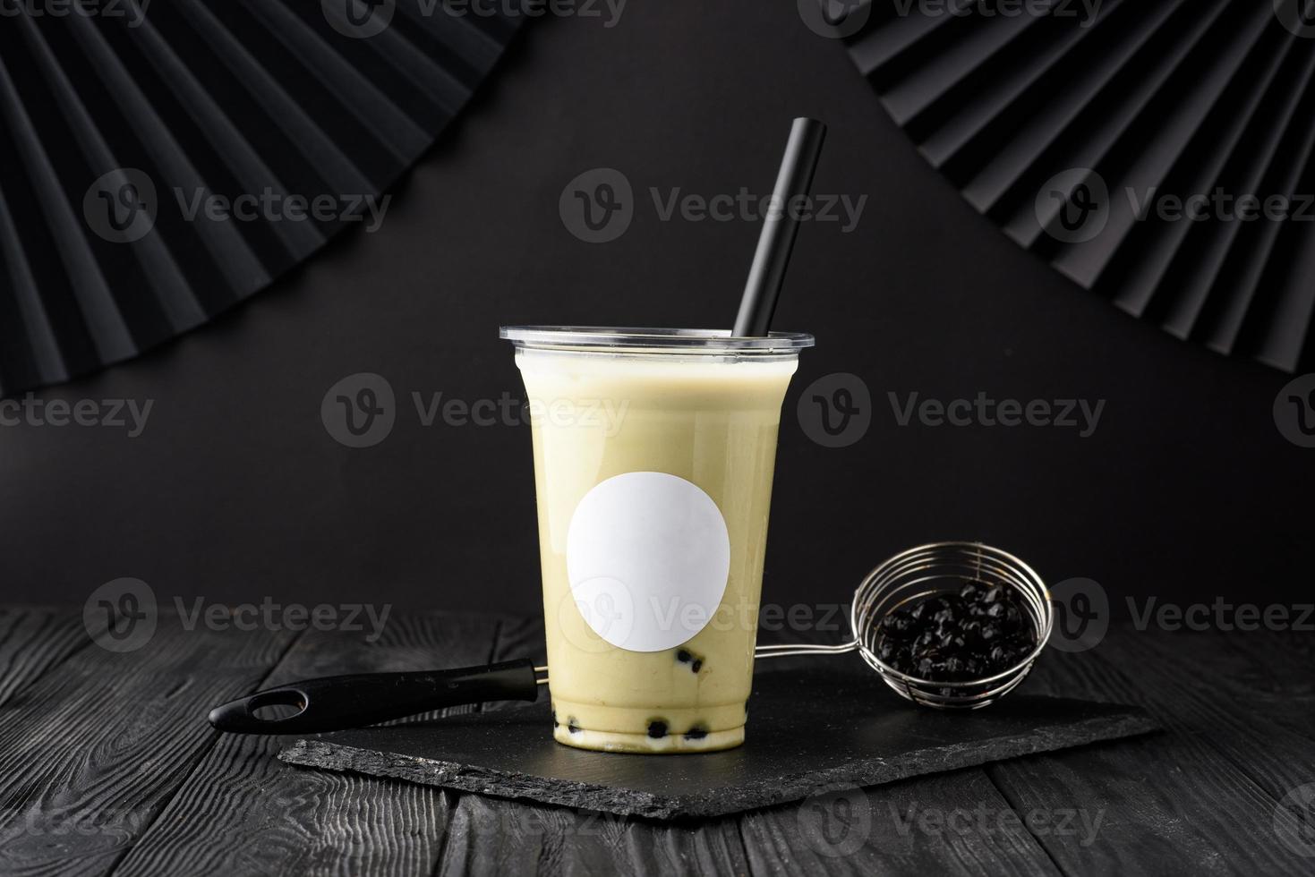 chá de leite de taiwan com bolha no fundo de madeira foto