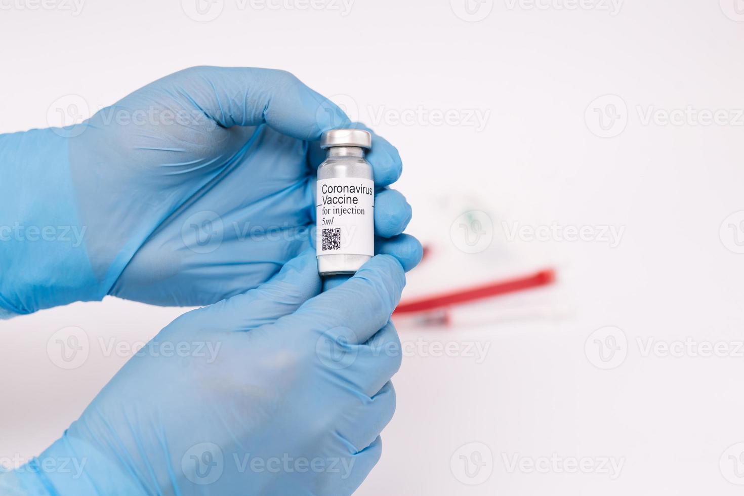 vacina para o coronavírus. médico com uma vacina. mãos segurando uma ampola de vacina contra o coronavírus, covid-19 foto