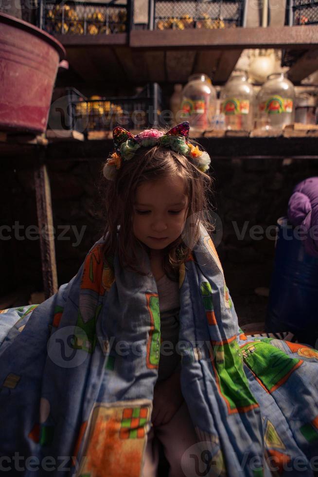 criança ucraniana se abriga em seu porão. pare a Guerra foto