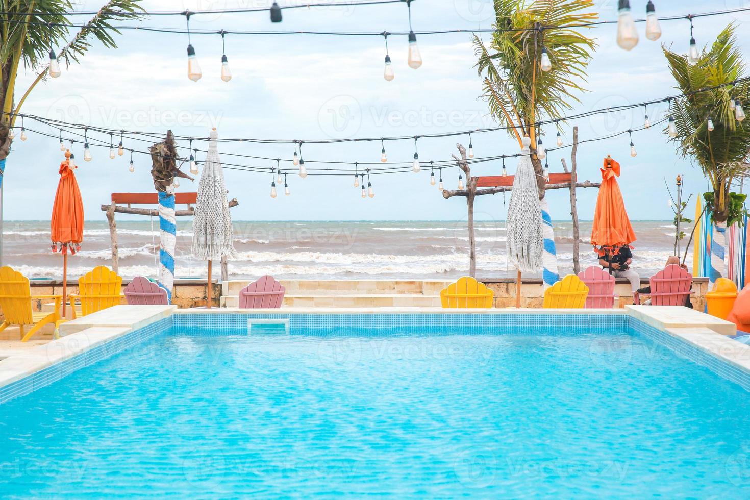 bela vista da piscina com praia foto