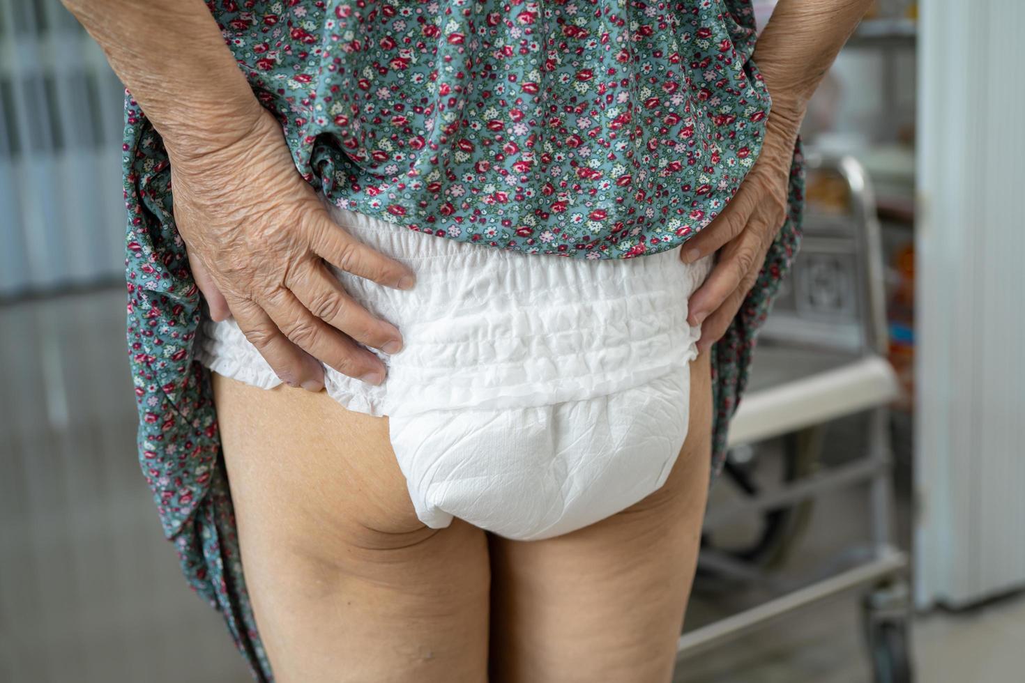 paciente asiático sênior ou idosa senhora idosa usando fralda para incontinência na enfermaria do hospital, conceito médico forte e saudável. foto