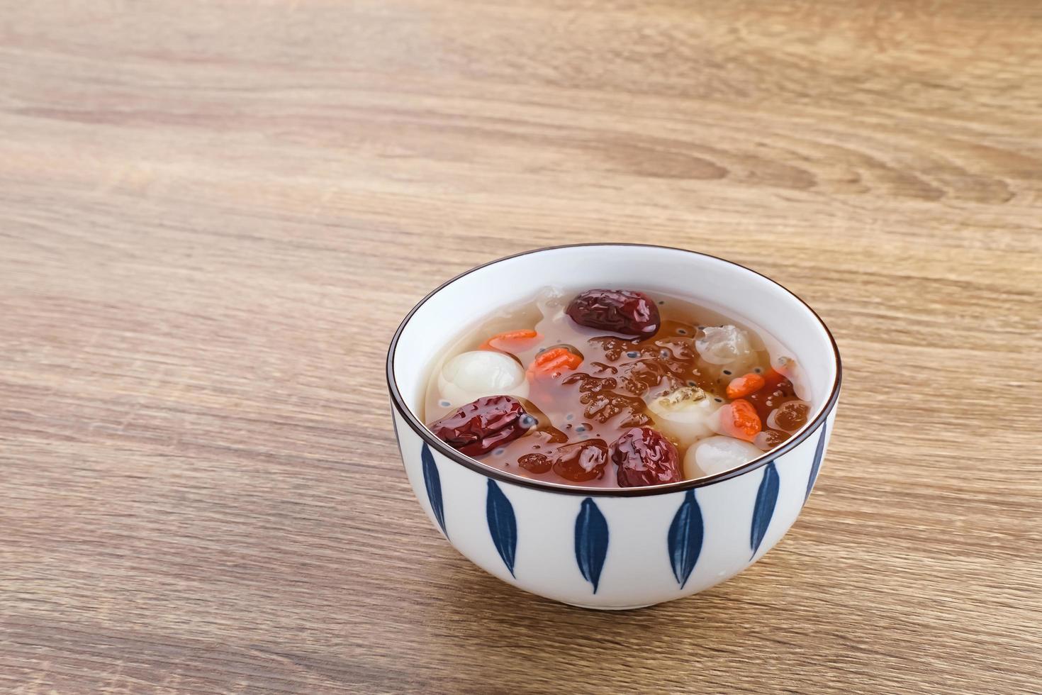 cozinha chinesa, uma tigela de goma de pêssego. goma de pêssego é uma bebida tradicional chinesa que contém goma de pêssego, ninho de pássaro, tâmaras vermelhas, fungo da neve, goji berry e açúcar de rocha. foto