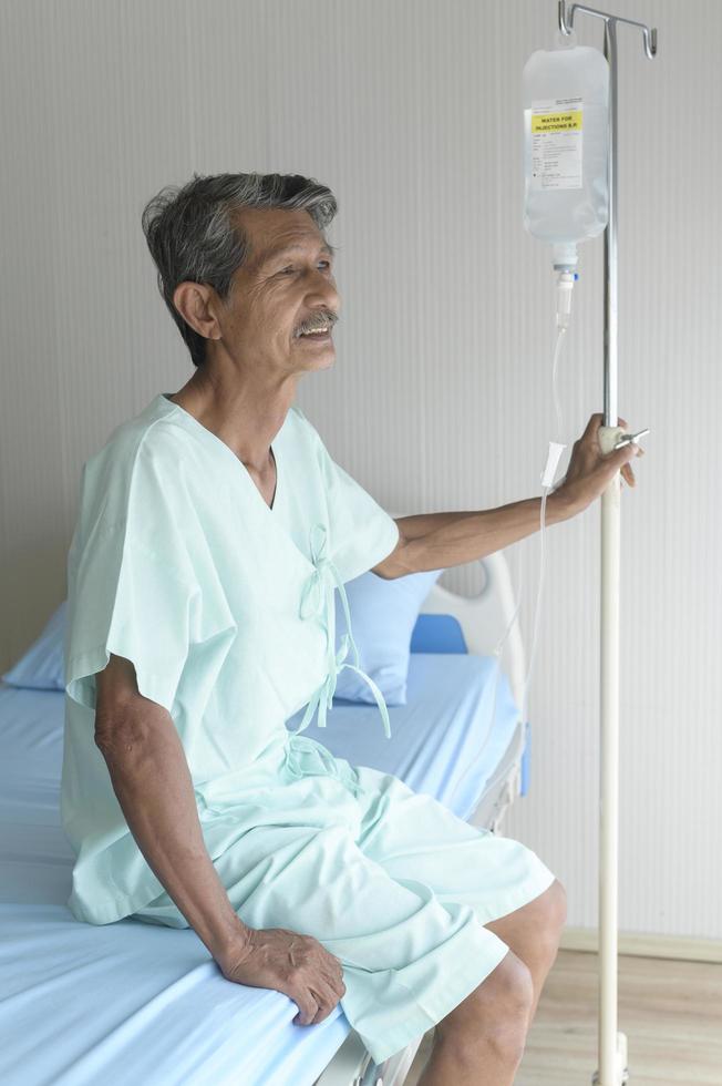 retrato de paciente sênior deitado na cama no hospital, cuidados de saúde e conceito médico foto