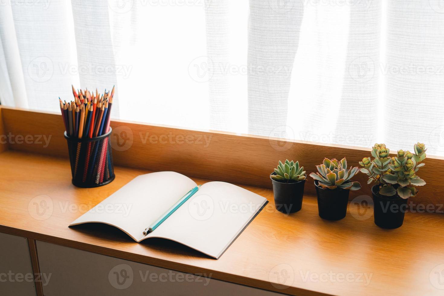 livro na mesa de manhã foto