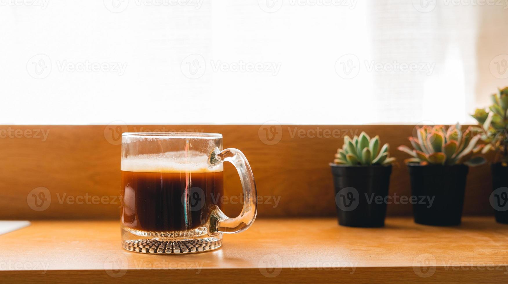 café da manhã, café em uma caneca em uma mesa de madeira com um notebook foto