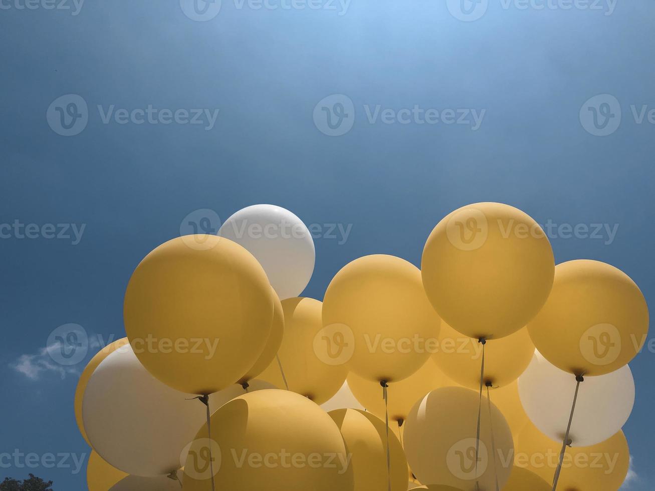 balão amarelo e branco com fundo azul foto