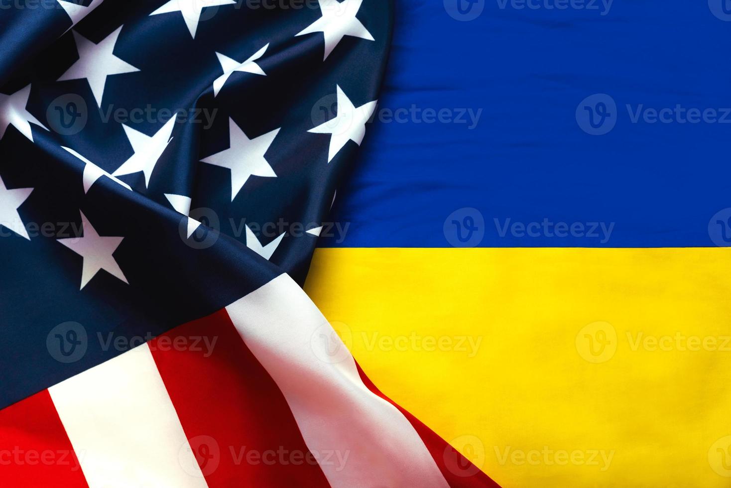 bandeira americana e bandeira nacional do fundo da ucrânia foto