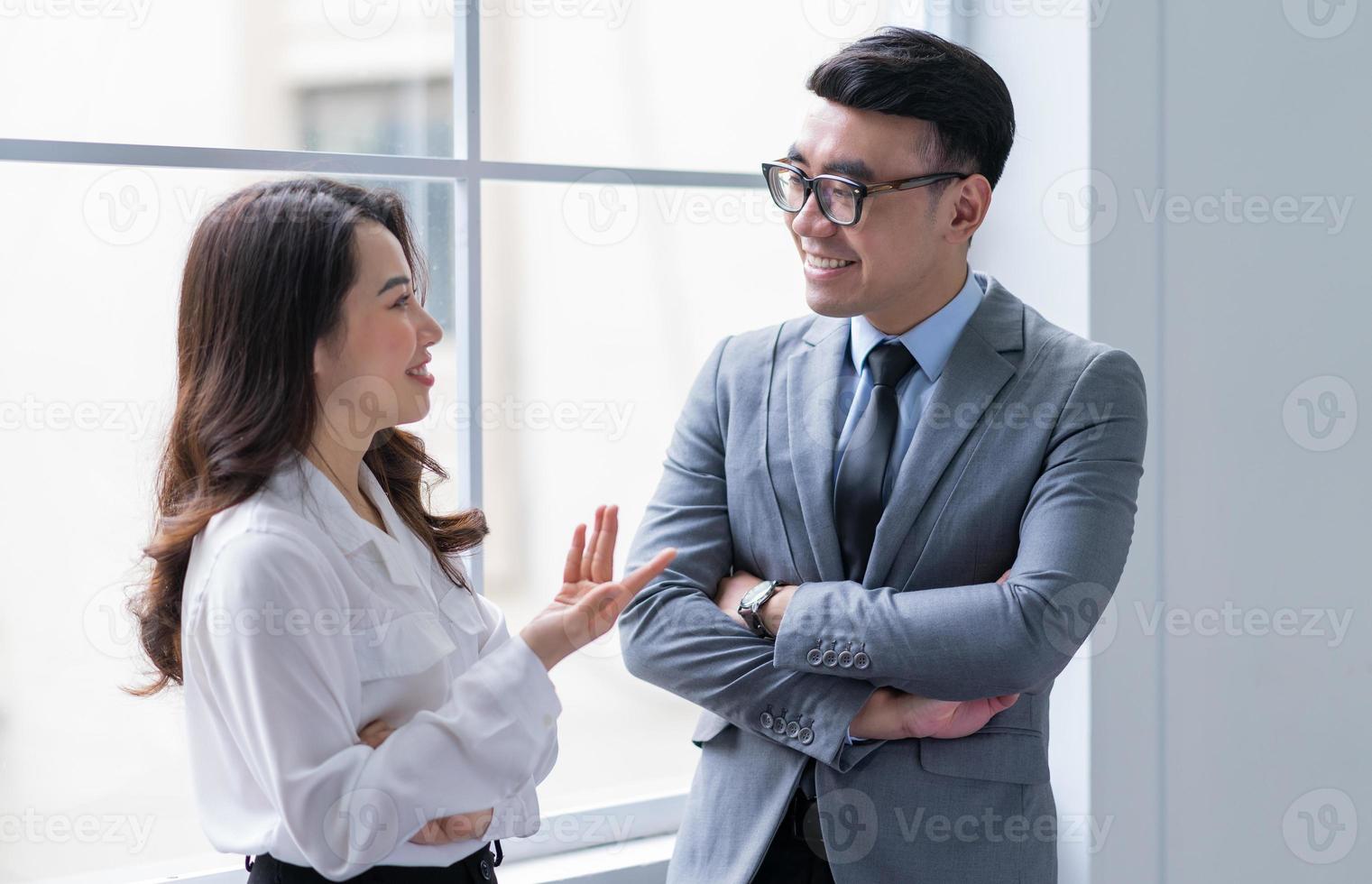 dois empresários asiáticos trabalhando no escritório foto