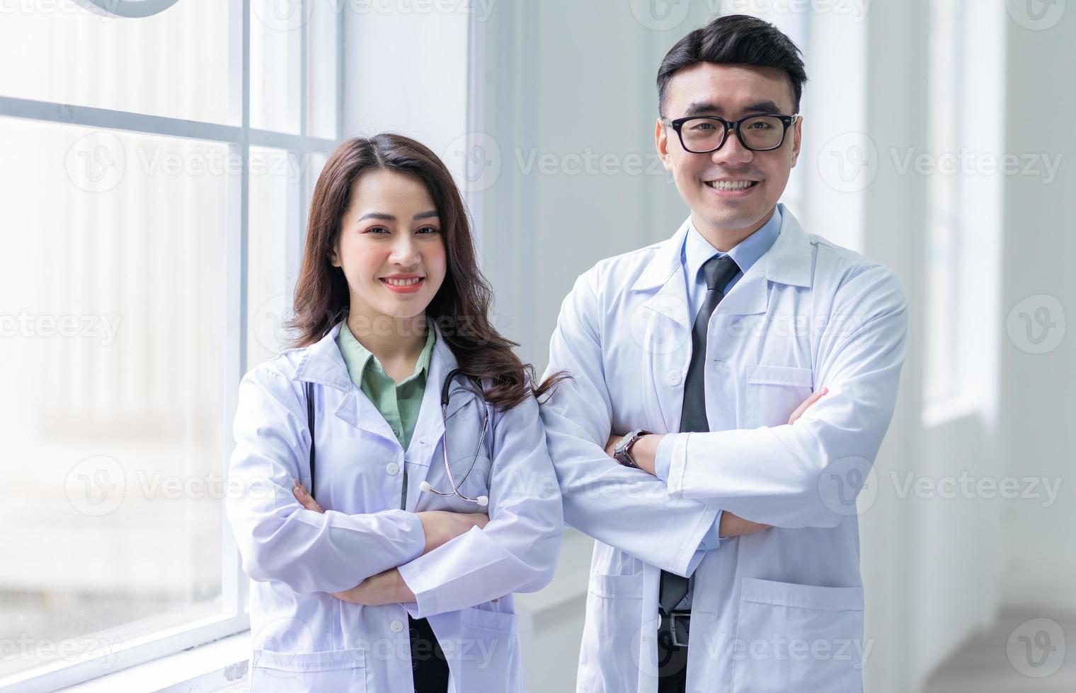 imagem de médico masculino e feminino asiático foto