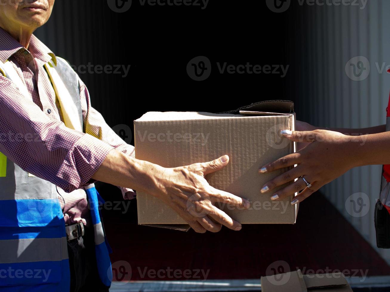 close-up dedo mão alegre está segurando caixa saco pacote loja de comida loja entrega trabalho trabalho carreira carga logística recipiente envio expresso mensageiro pedido serviço comercial online cliente foto