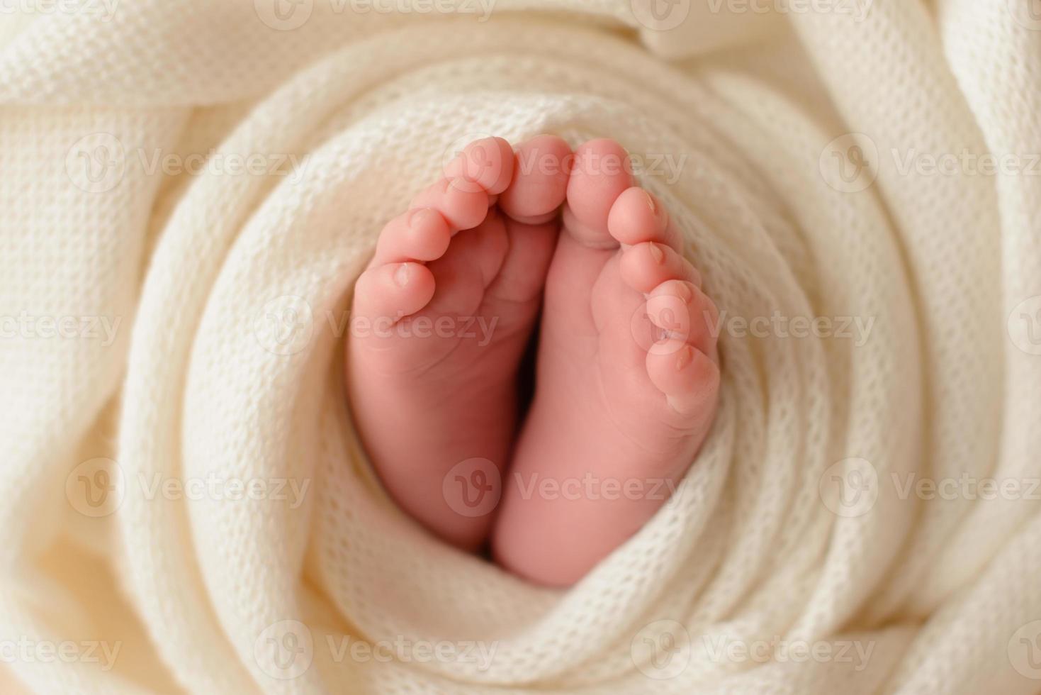pequenas belas pernas de um bebê recém-nascido nos primeiros dias de vida foto