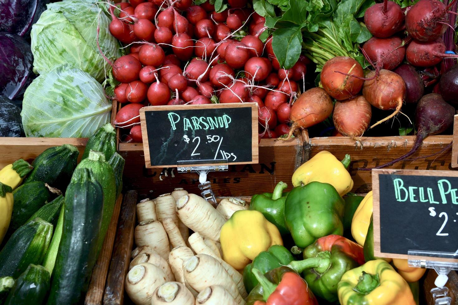 legumes frescos à venda em um mercado de agricultores foto