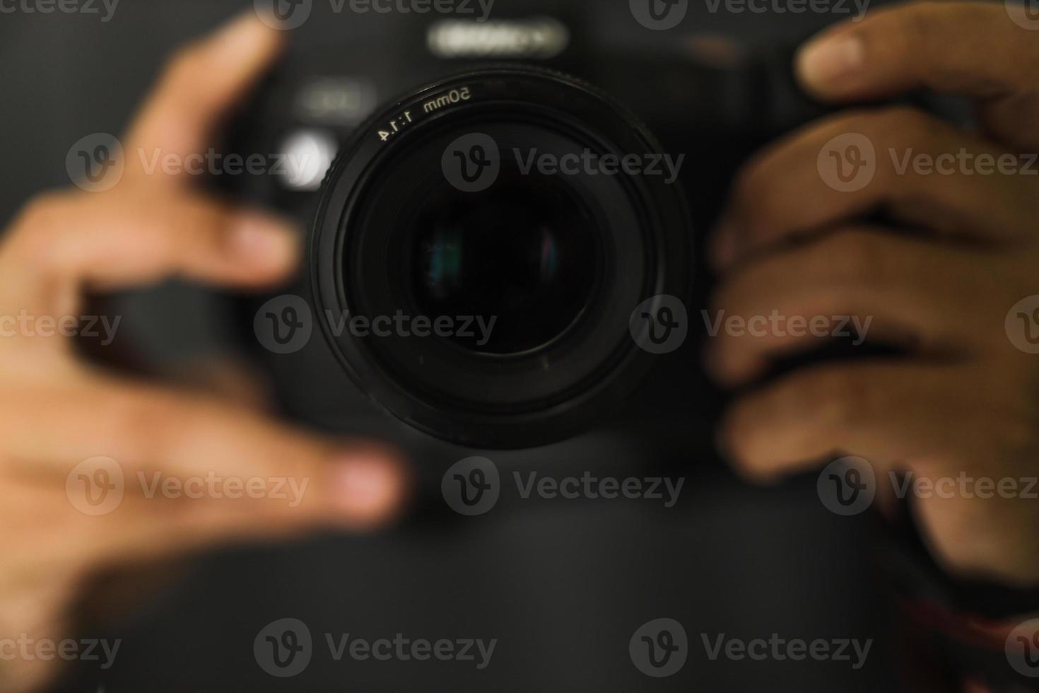 close-up da mão segurando a câmera foto