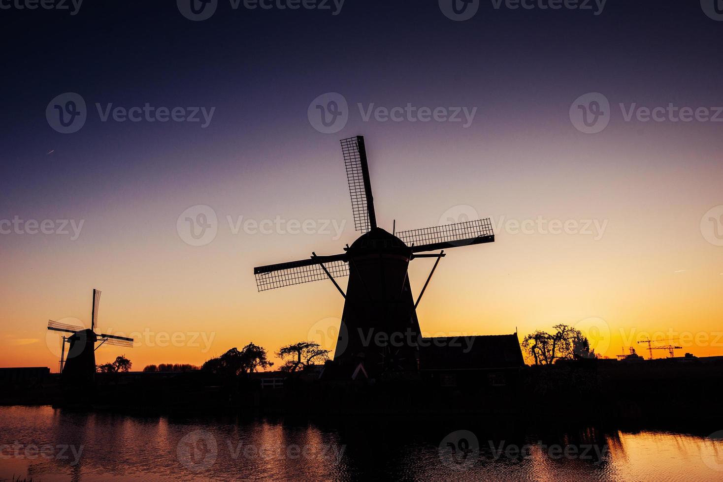 moinho holandês à noite holanda holanda. mundo da beleza foto