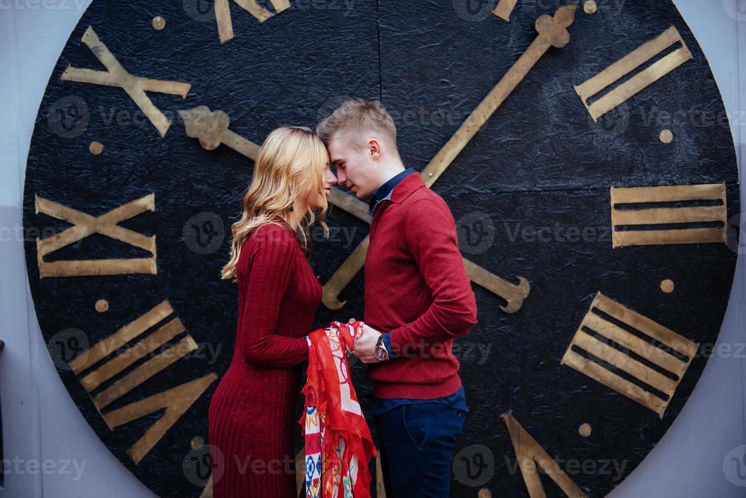 retrato de lindo casal elegante dançando perto do relógio. uma foto