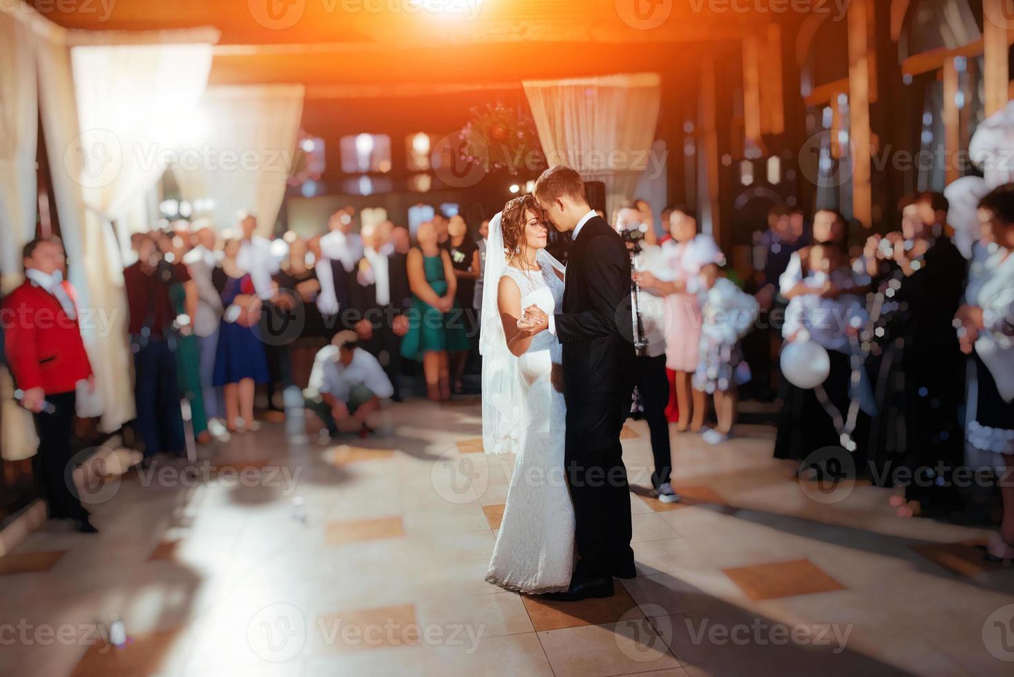 noivos felizes em sua primeira dança, casamento foto