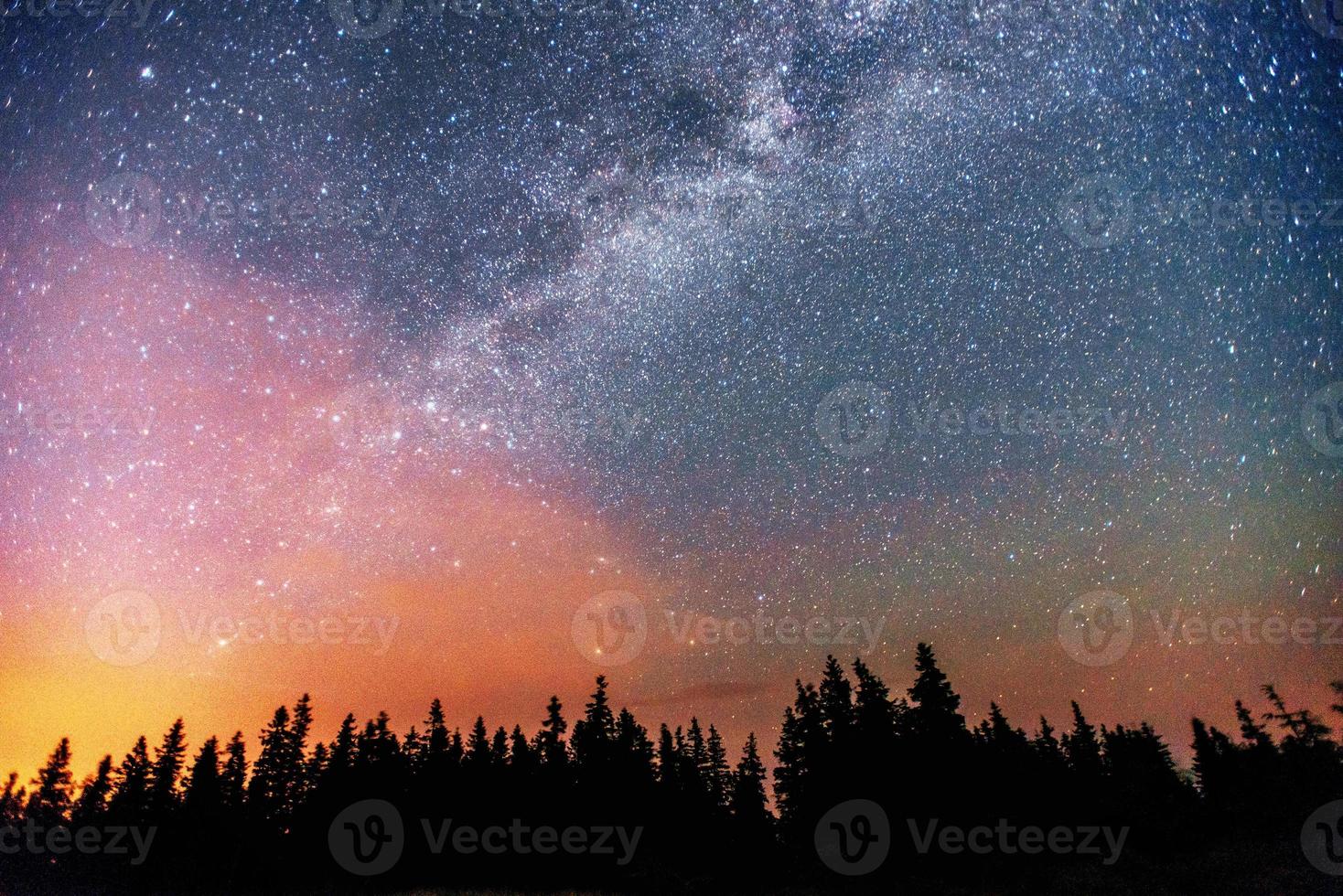 fantástica chuva de meteoros de inverno e montanhas na névoa foto