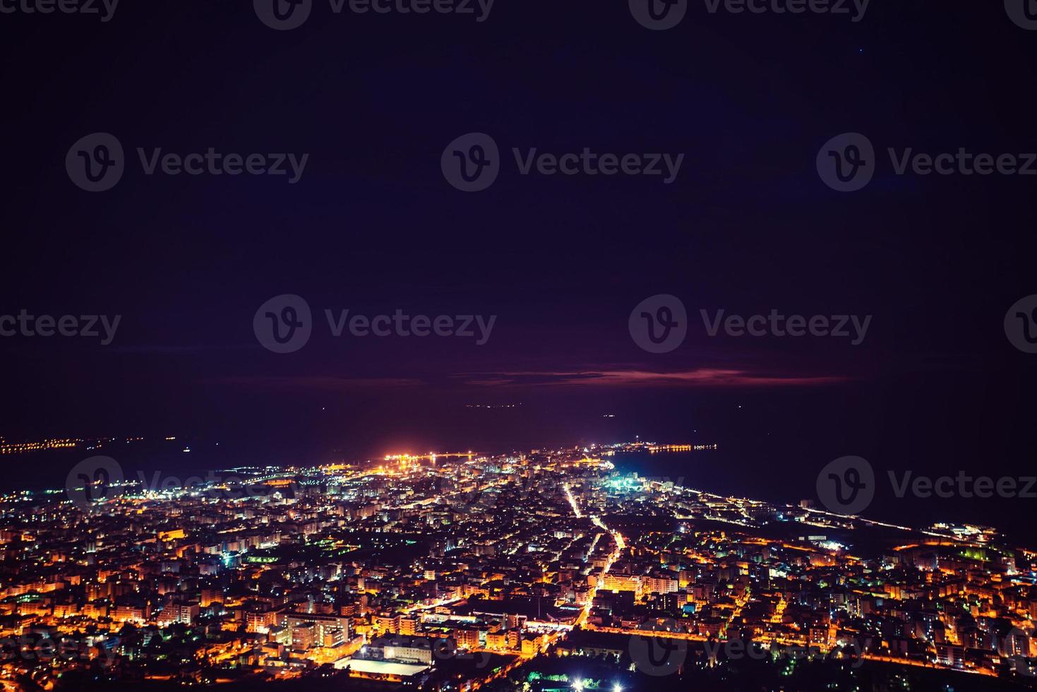 fantástica vista aérea da cidade iluminada com luzes. localização foto