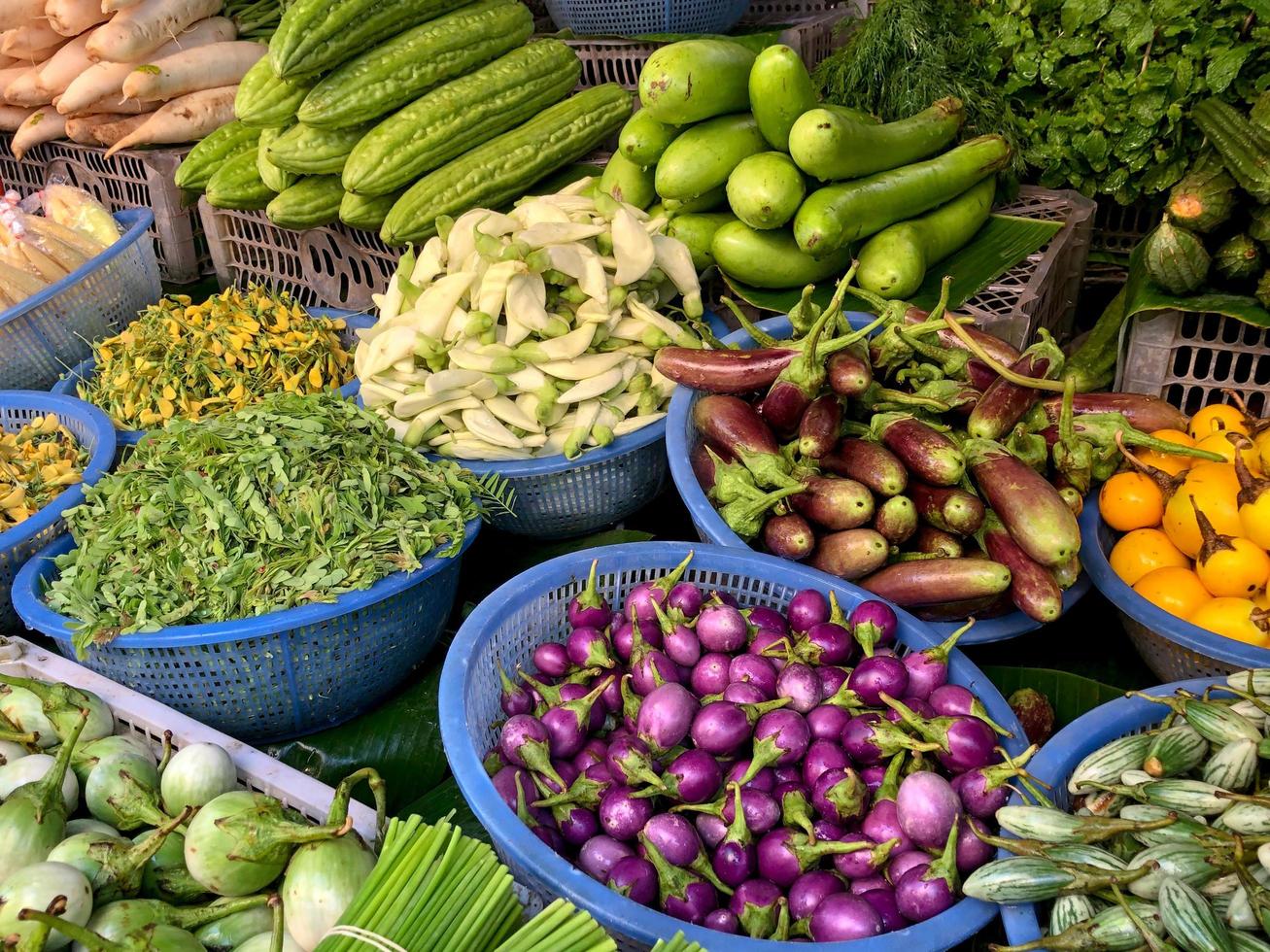 foco seletivo nas berinjelas coloridas no bsaket para venda no mercado foto