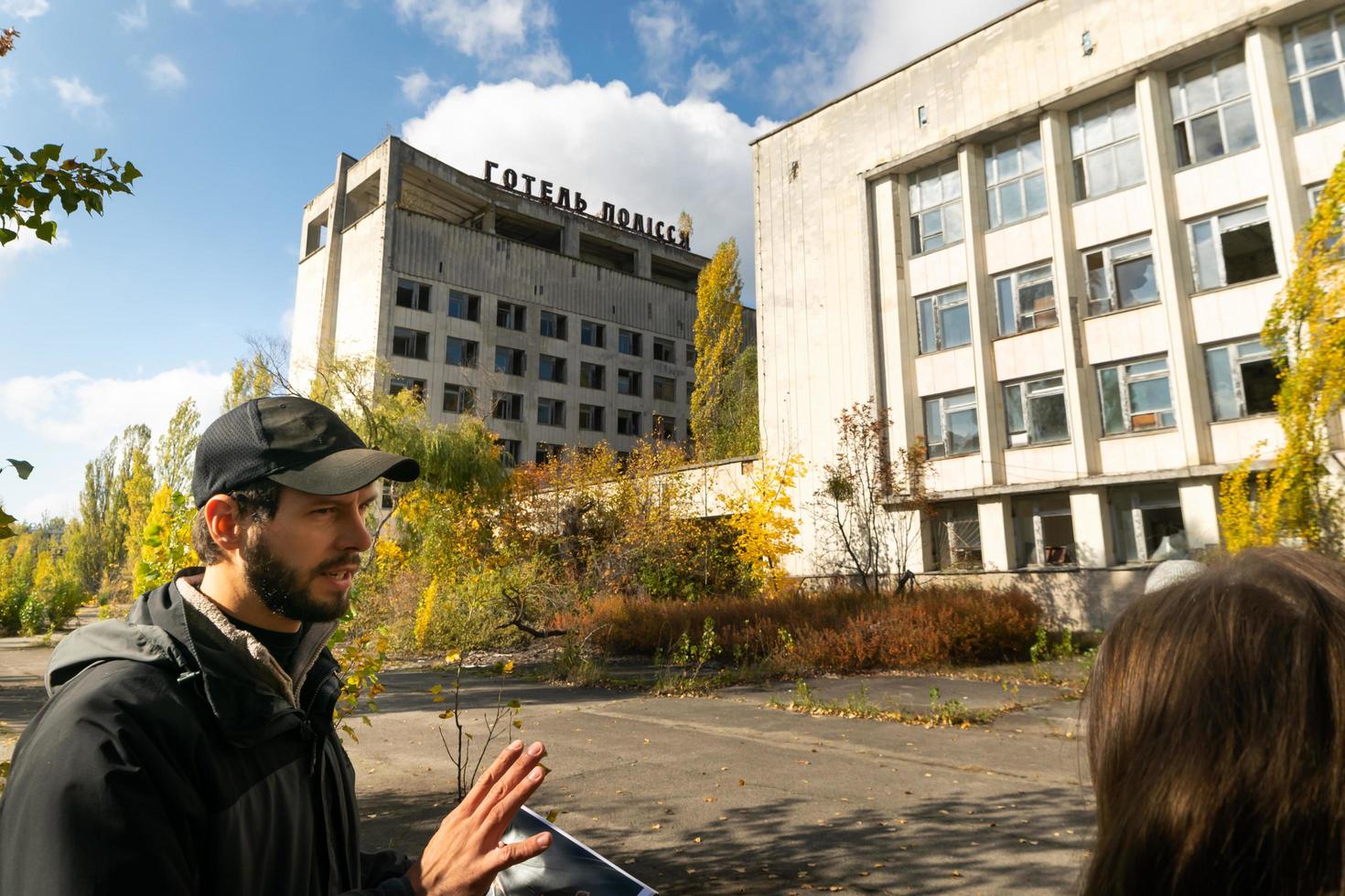 pripyet, ucrânia, 2019 - guia turístico em chernobyl foto