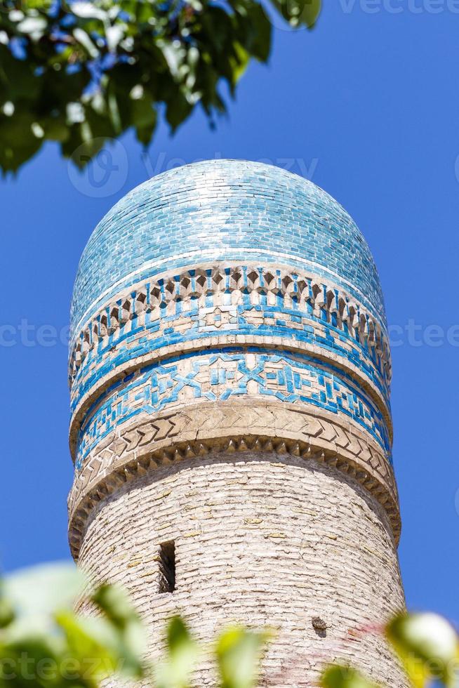 exterior da madrassa chor minor em bukhara, uzbequistão, ásia central foto