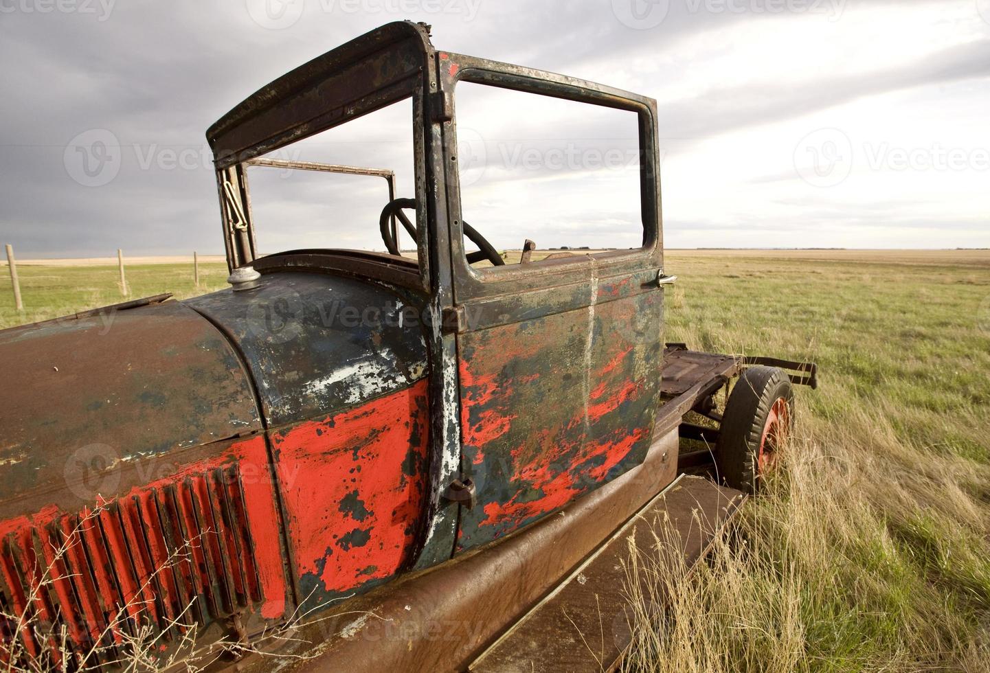 carro antigo antigo antigo em campo foto