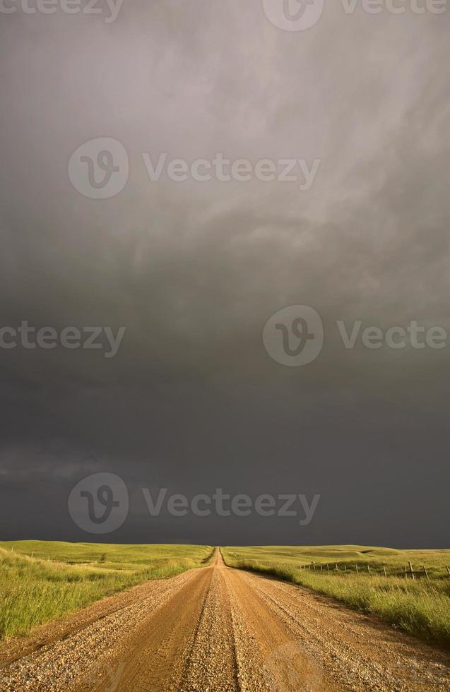 nuvens de tempestade sobre a estrada rural de saskatchewan foto