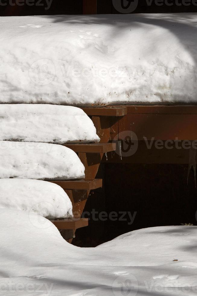 neve embalada nas escadas da casa de verão foto