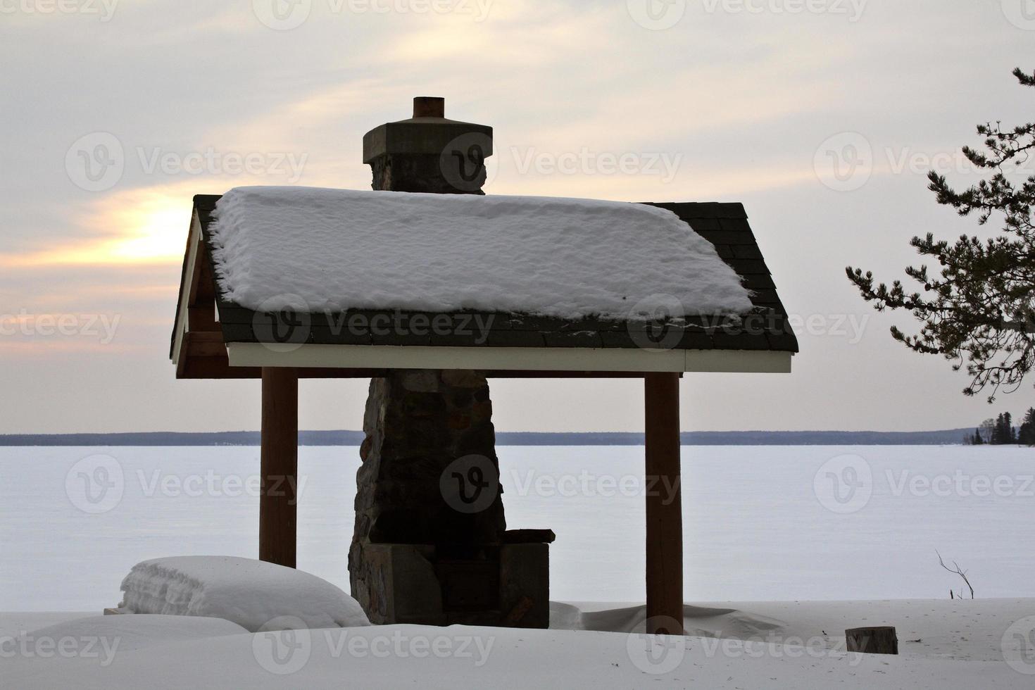 churrasqueira no lago waskesui no inverno foto