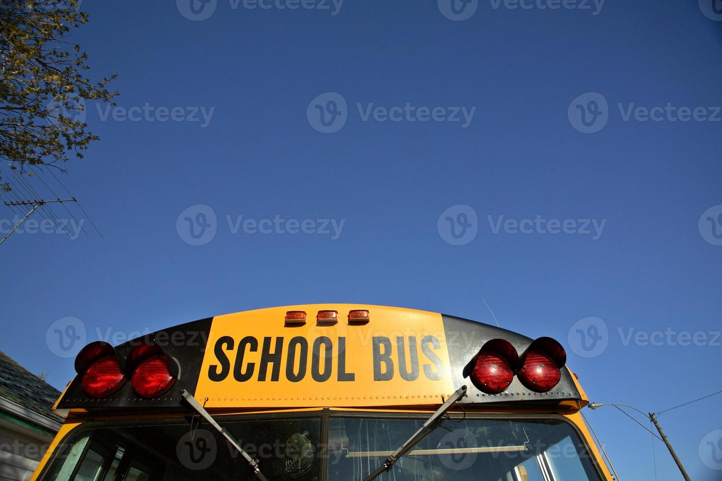 ônibus escolar estacionado no vale do guindaste em saskatchewan foto