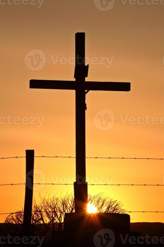 cristo na cruz ao pôr do sol foto