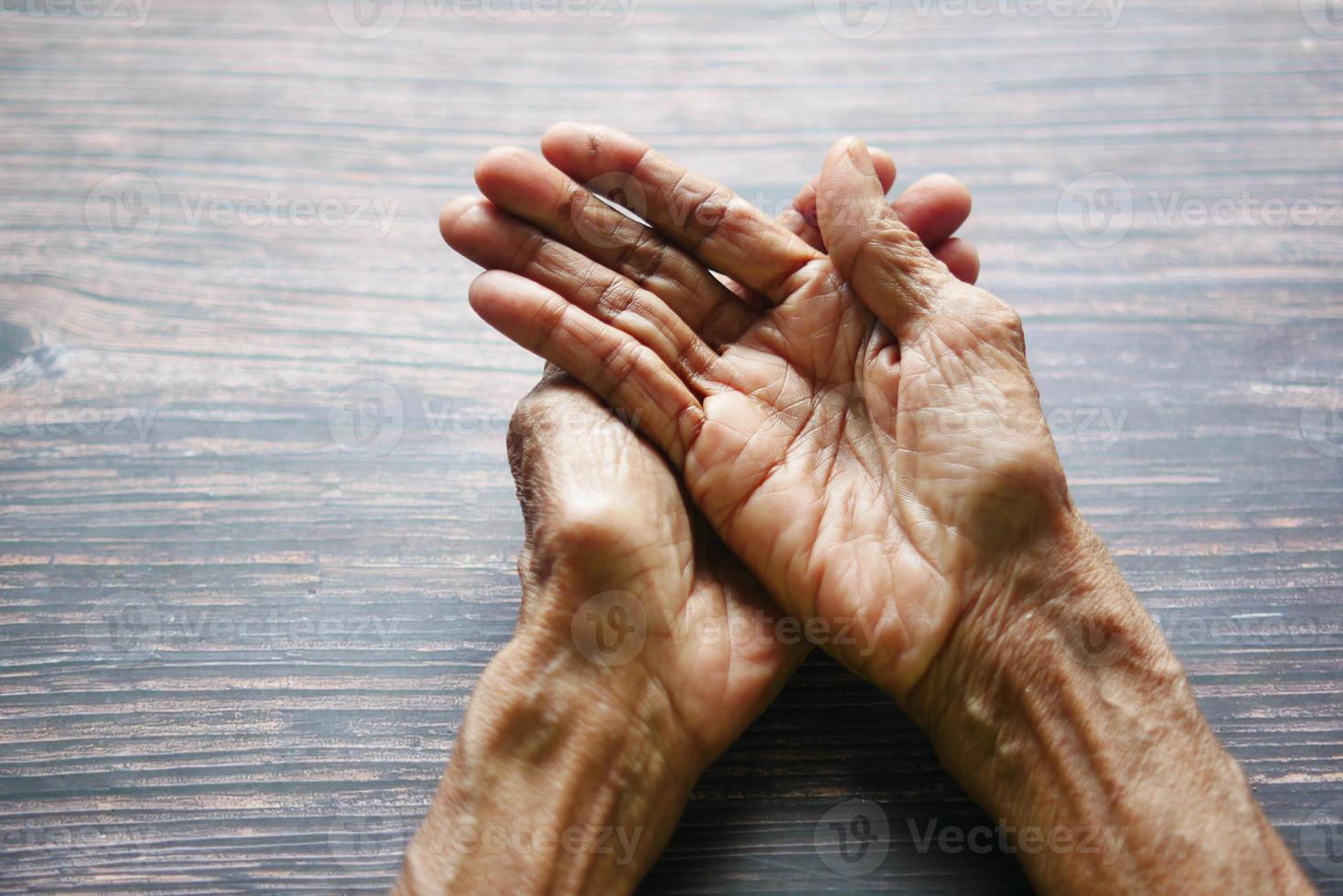 fechar as mãos de uma pessoa idosa foto