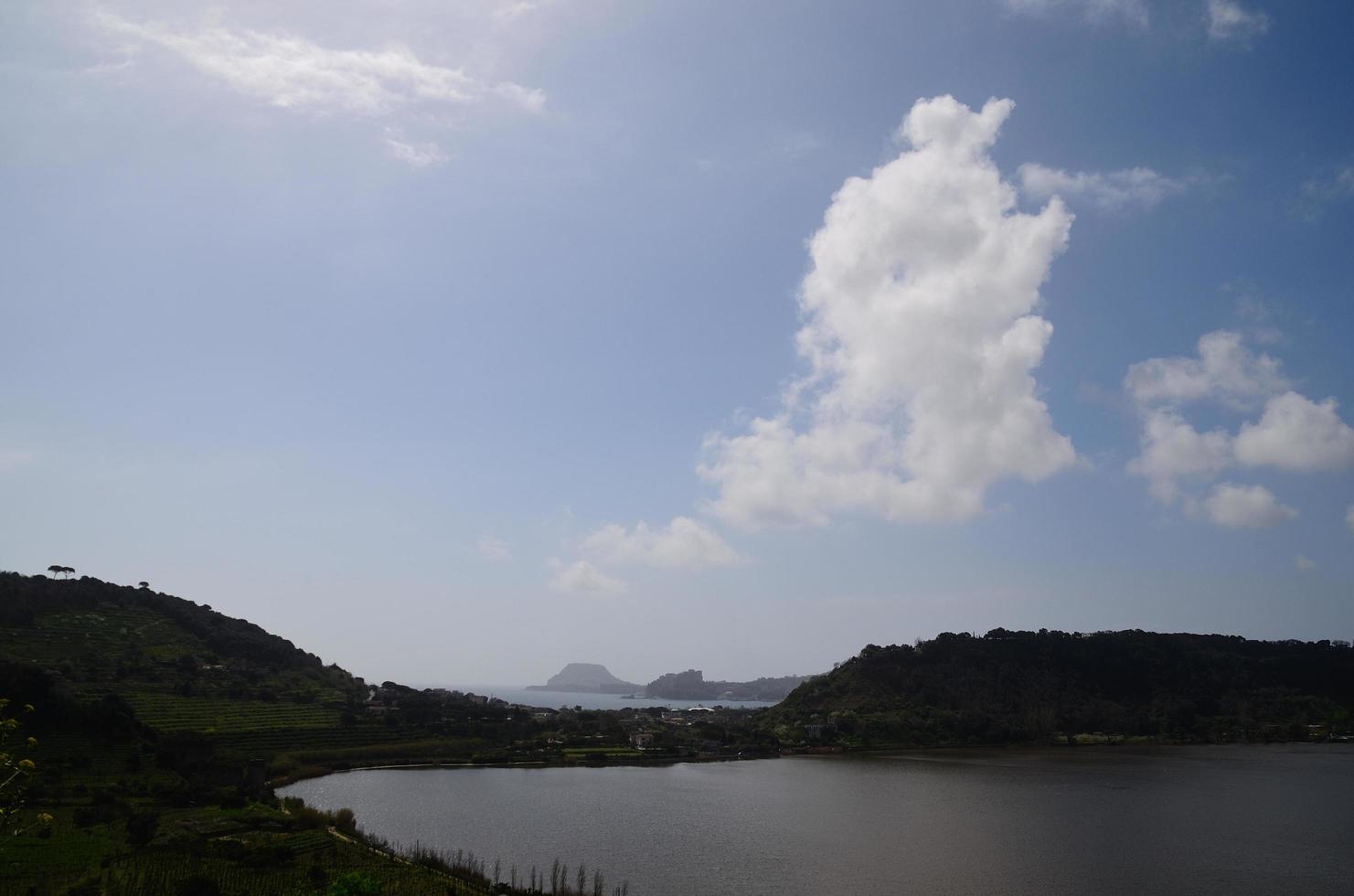 lago da cratera do antigo vulcão foto