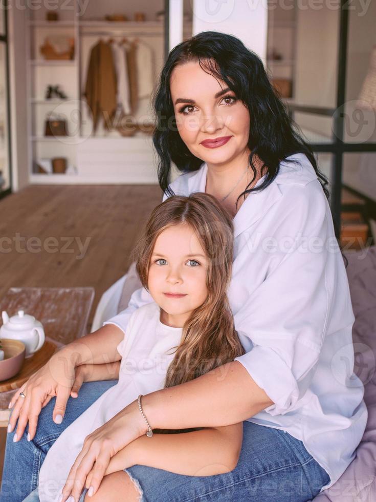 alegre e linda mãe e filha juntos no quarto. interior, família, amor, apoio, conceito de mãe e filha. foto