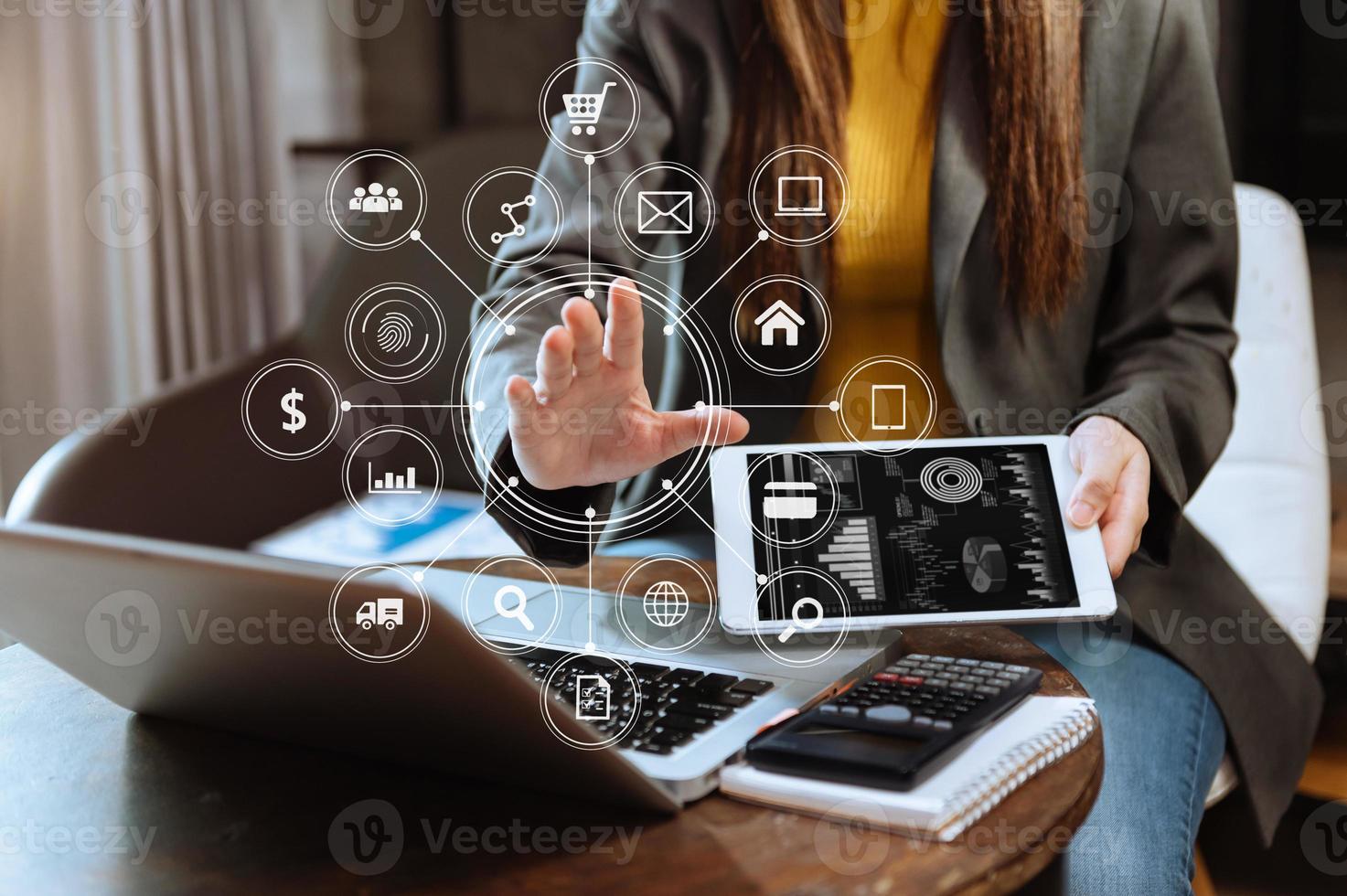 mão de mulher de negócios trabalhando com computador portátil, tablet e telefone inteligente no escritório foto