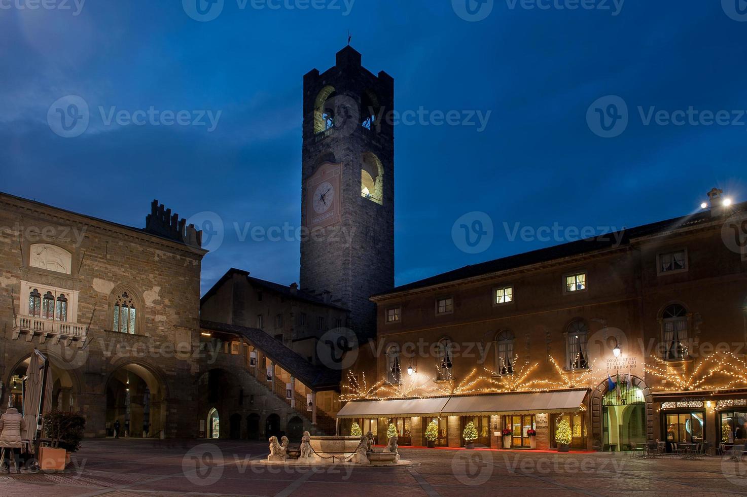 praça velha de bergamo ao pôr do sol foto