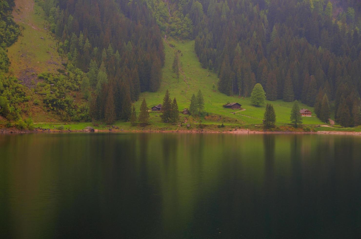 lago nevoento durante caminhadas no outono foto