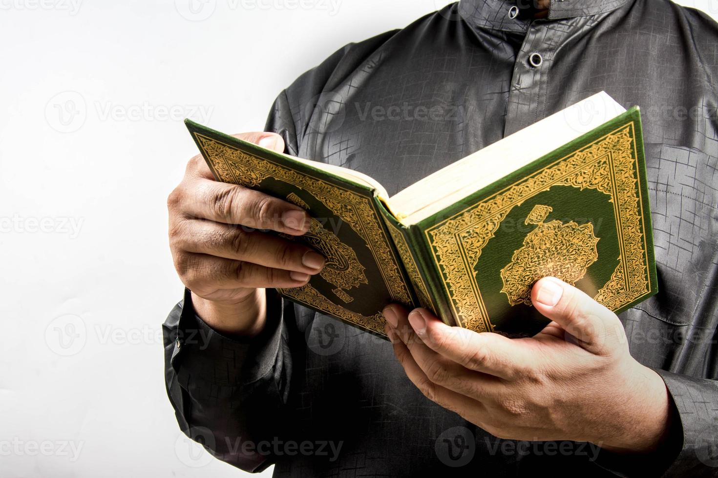 alcorão na mão livro sagrado dos muçulmanos item público de todos os muçulmanos foto