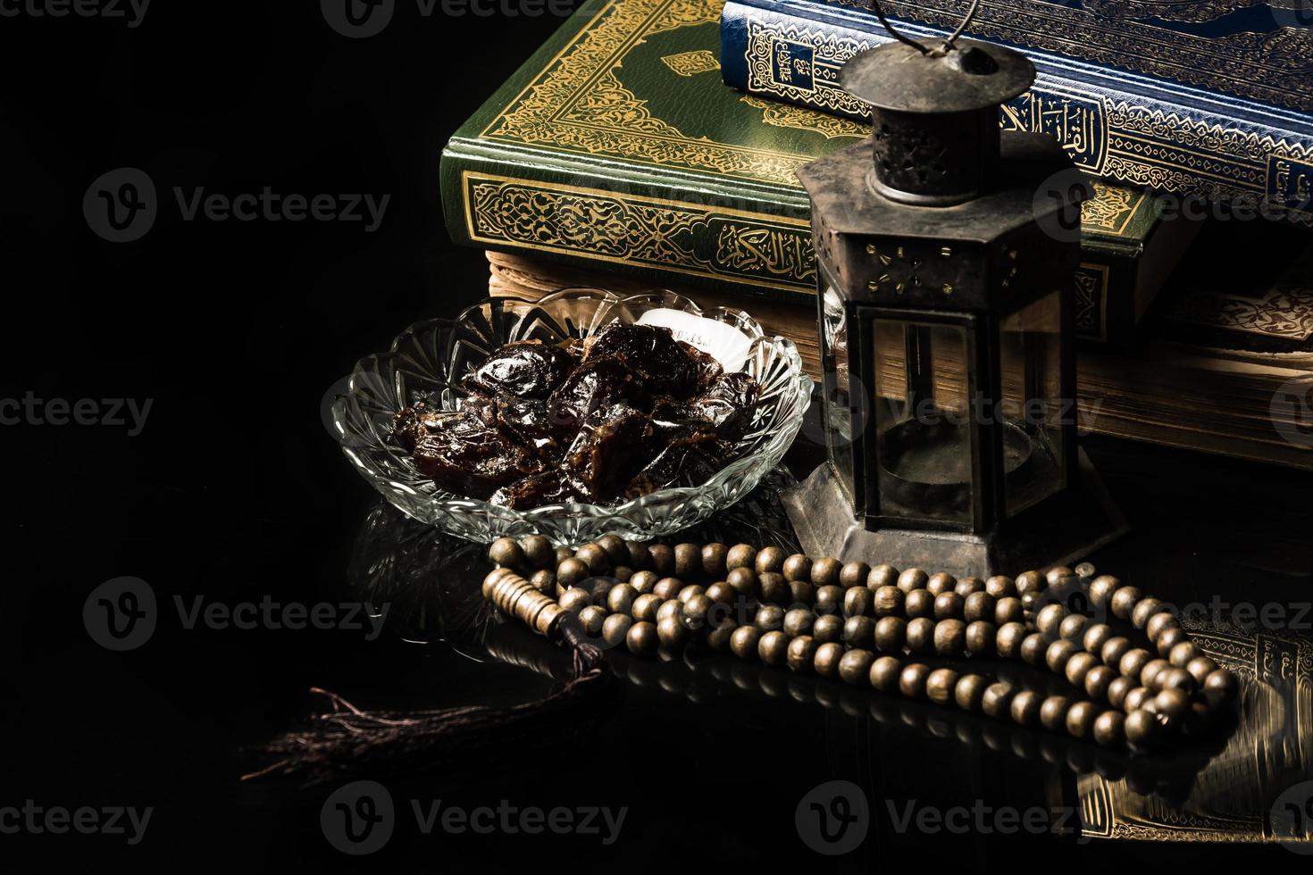 grânulos de oração com tamareira em fundo preto foto