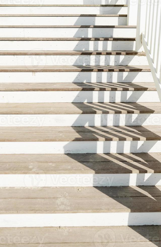 textura de escadas com sombra em dia ensolarado na praia foto