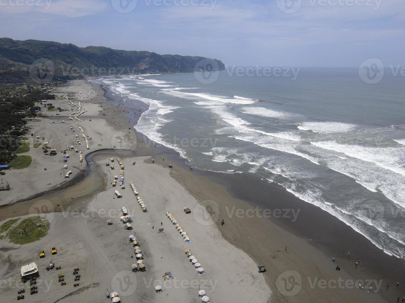 vista aérea da praia arenosa parangtritis perto do oceano com onda grande foto